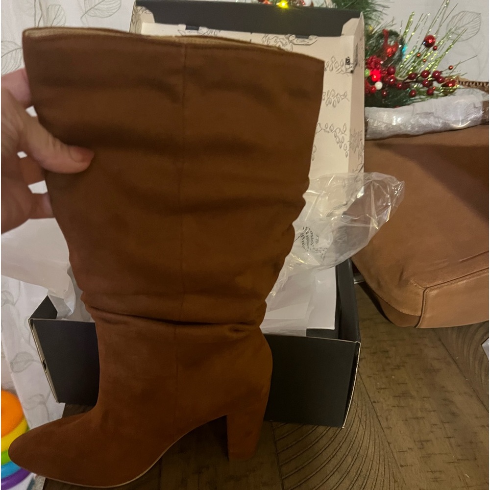 Banana Republic slouchy boot. Vegan Leather. Size 7. New in box